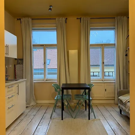 Apartment Small In Hipster Neighborhood *